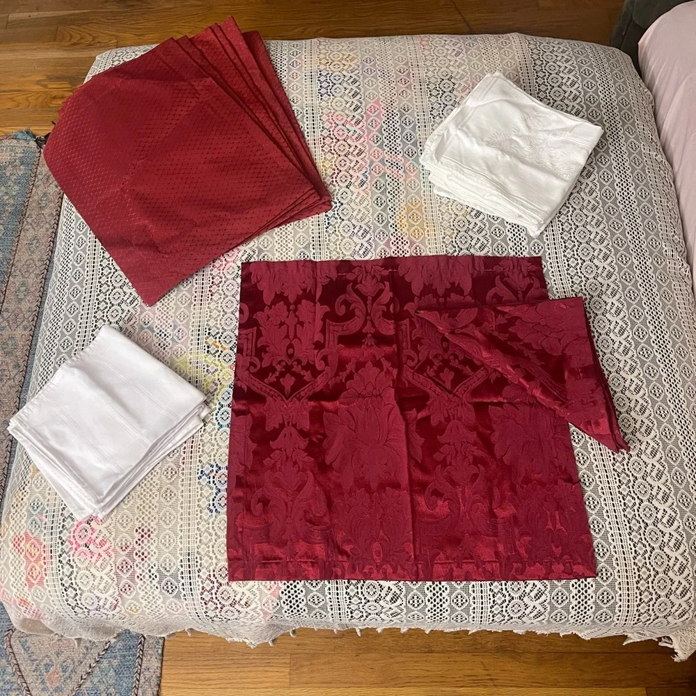 Elegant Red and White Dining Table Linens